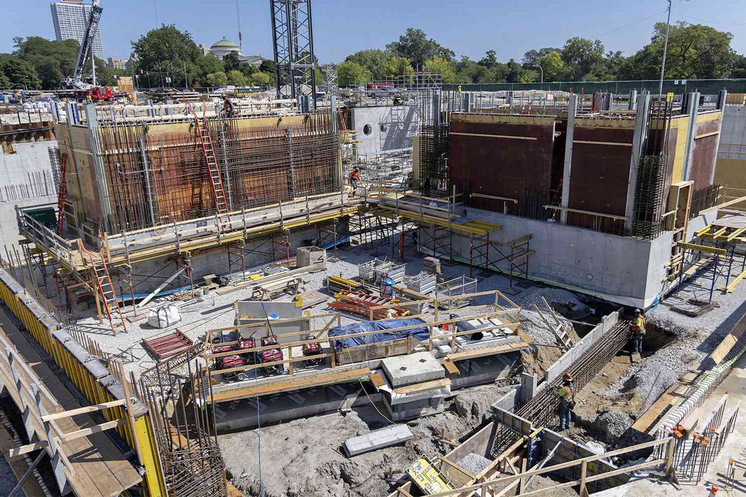Trabajadores en el sitio de construcci&oacute;n con andamios