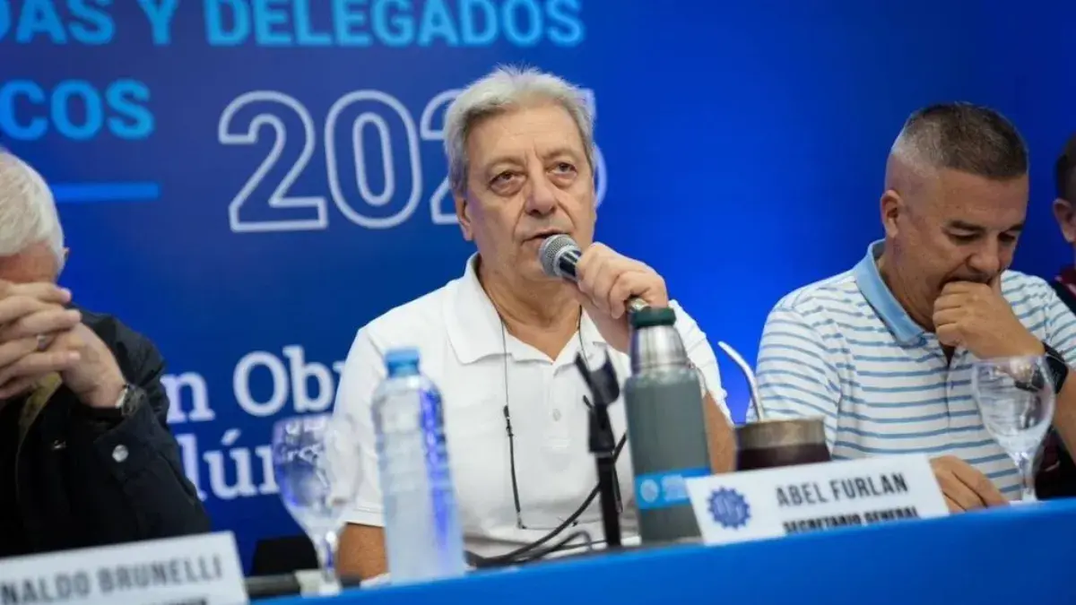 Congreso de delegados UOM con carteles de protesta