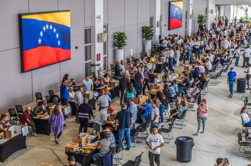 Evento comunitario con bandera de Venezuela