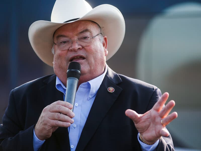 Billy Long hablando en p&uacute;blico con sombrero blanco y traje oscuro