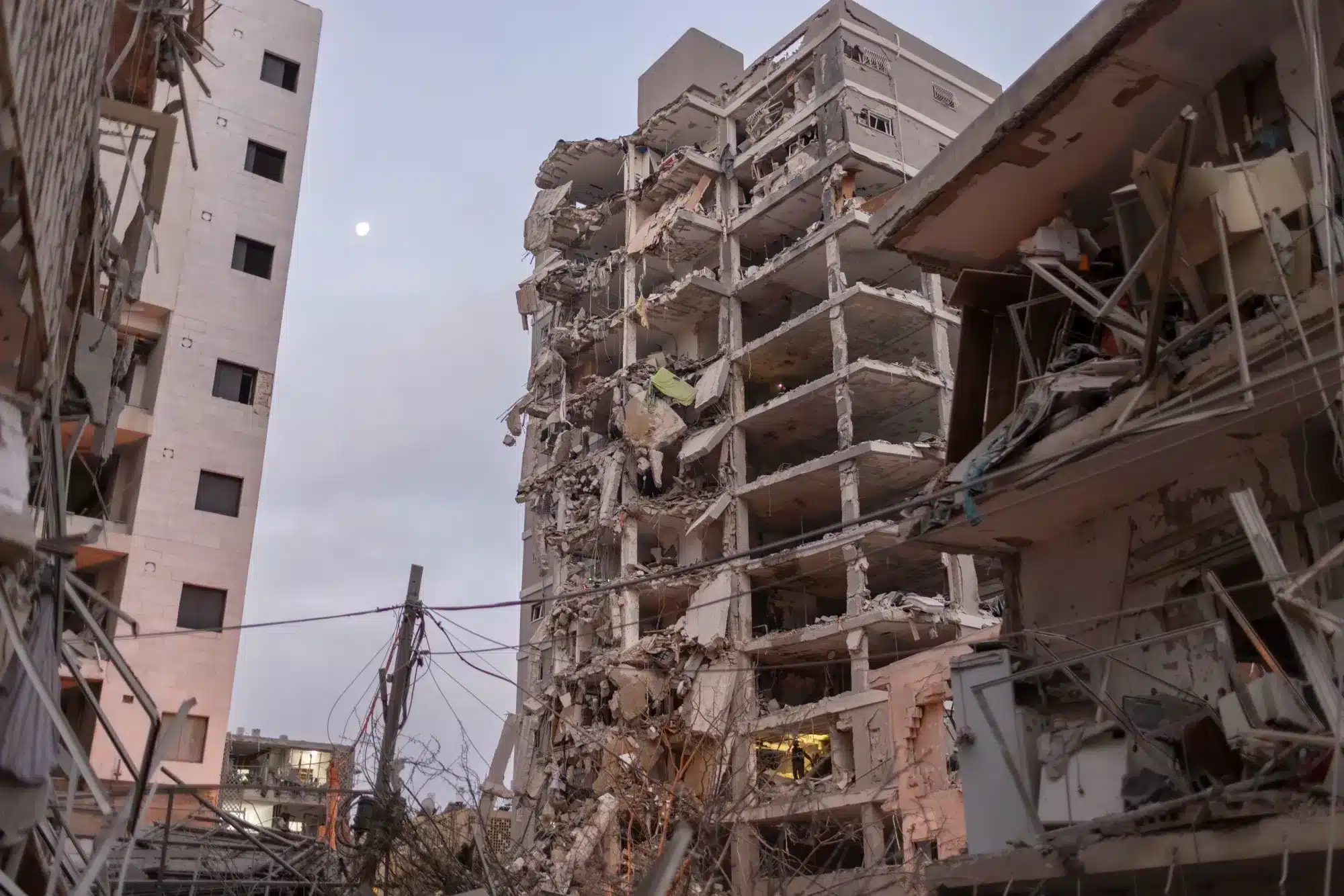 Edificio destruido tras ataques en conflicto Israel-Irán