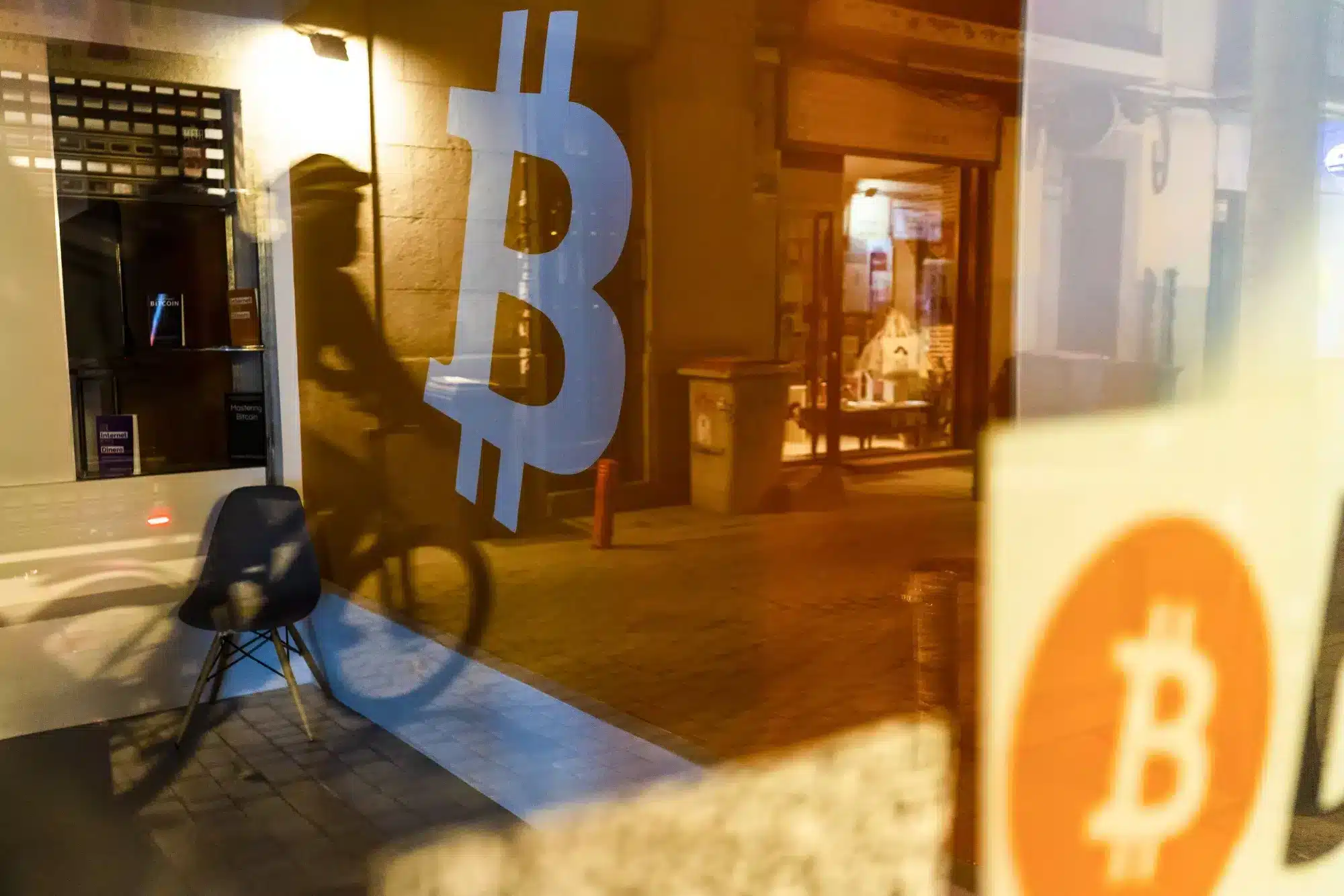Entorno urbano con logotipo de Bitcoin en ventana