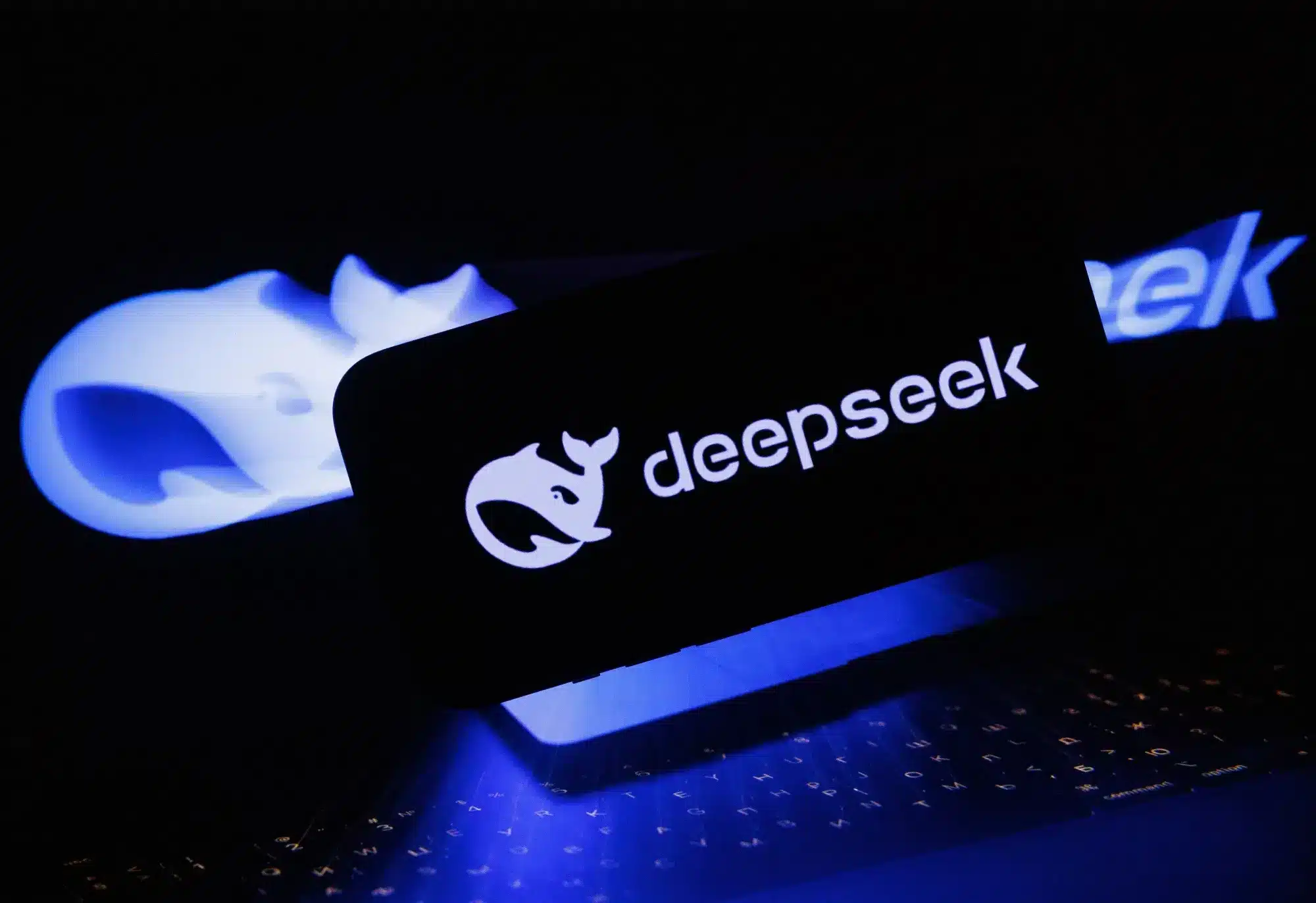 Dispositivo con logo DeepSeek en entorno tecnol&oacute;gico