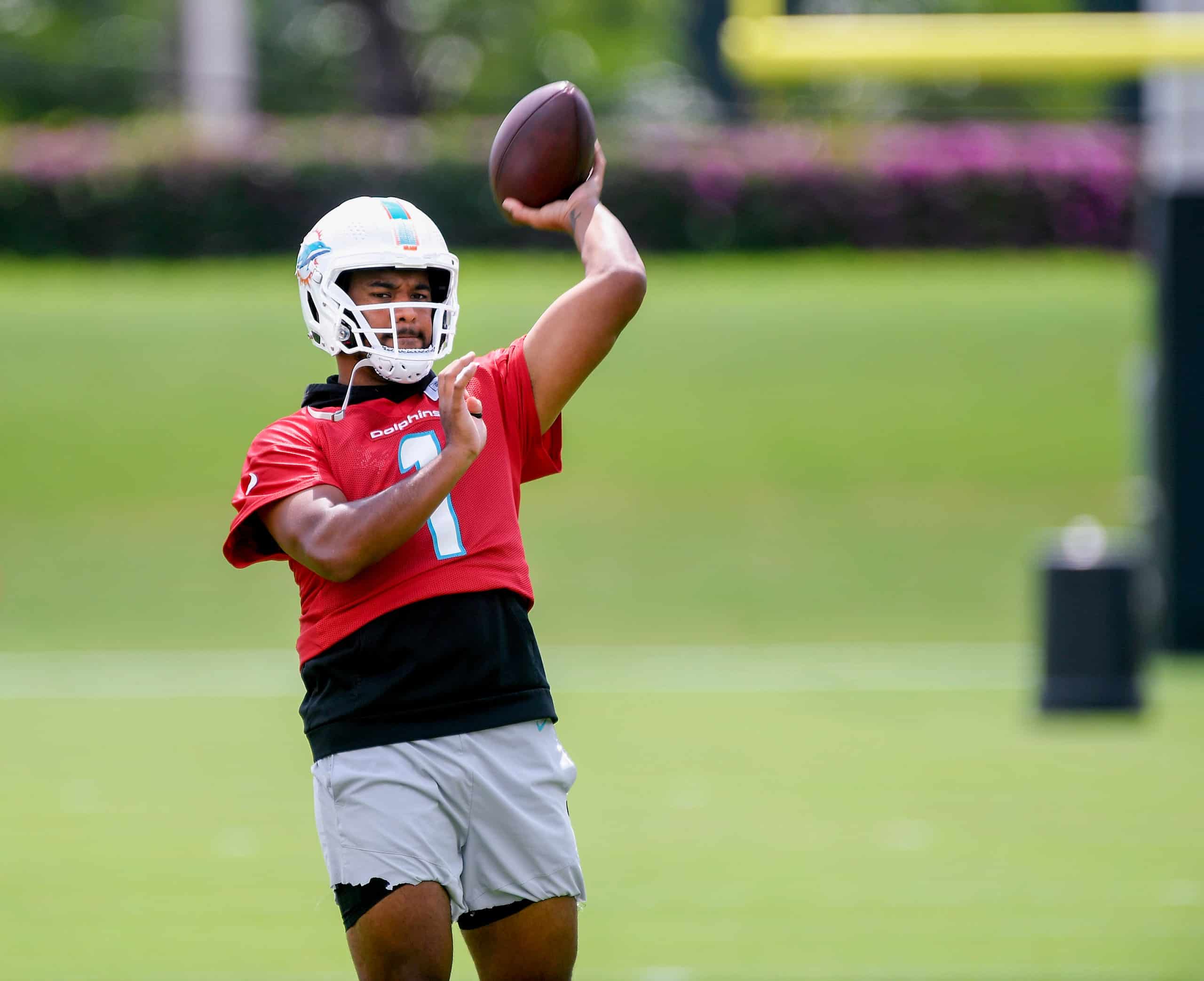 Tua Tagovailoa en entrenamiento concentrado en lanzamiento