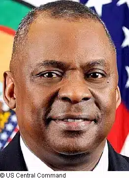 Lloyd Austin, exsecretario de Defensa con fondo de emblemas militares