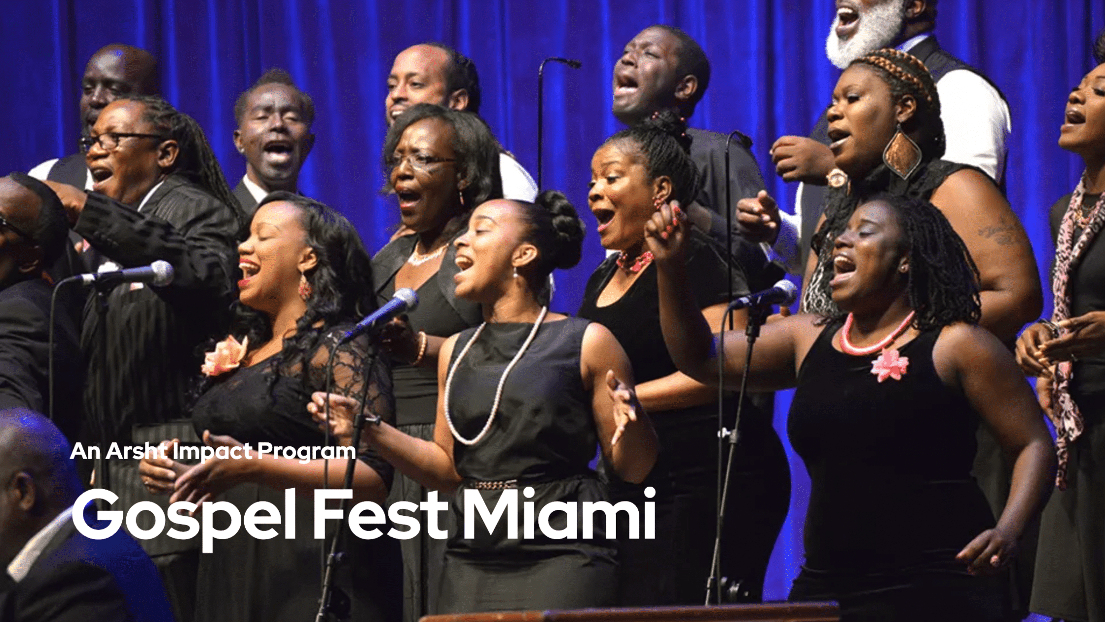 Coro gospel con atuendos oscuros cantando con pasión