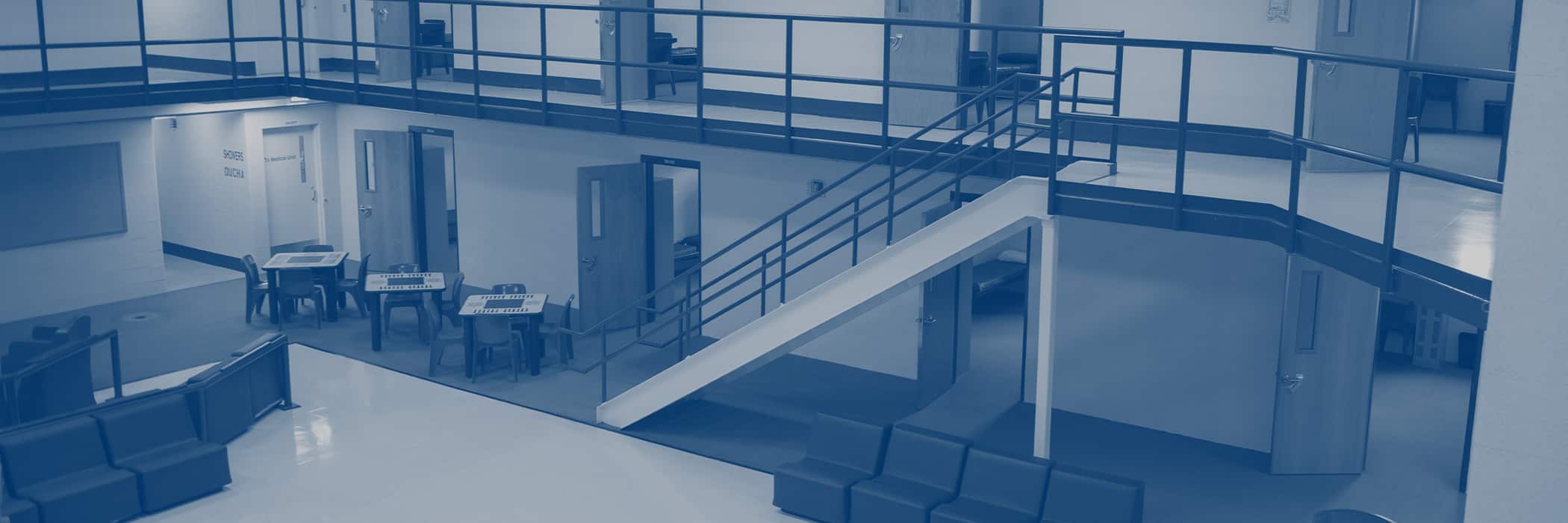 Interior de centro penitenciario con escaleras y áreas comunes