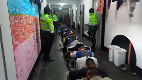 Pasillo carcelario en El Salvador con reos vigilados