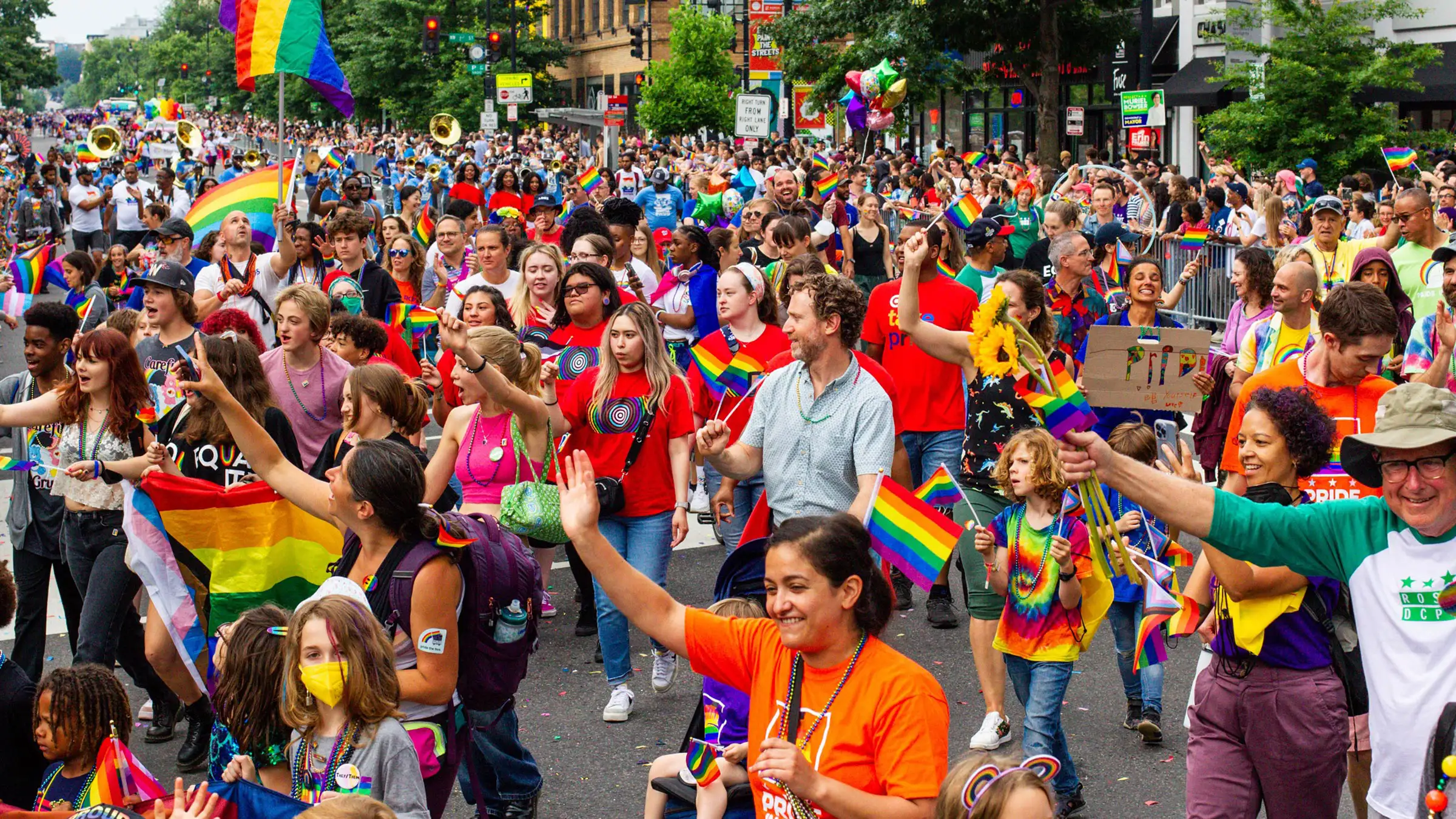 Multitud diversa celebrando con banderas del orgullo