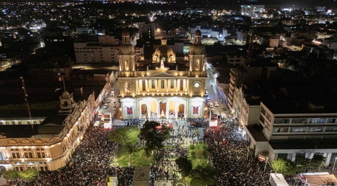 Multitud reunida frente a iglesia en Chiclayo