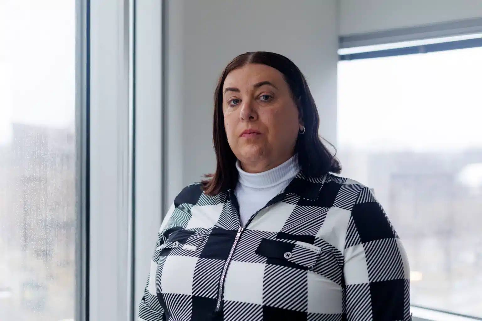 Persona transg&eacute;nero en entorno contempor&aacute;neo