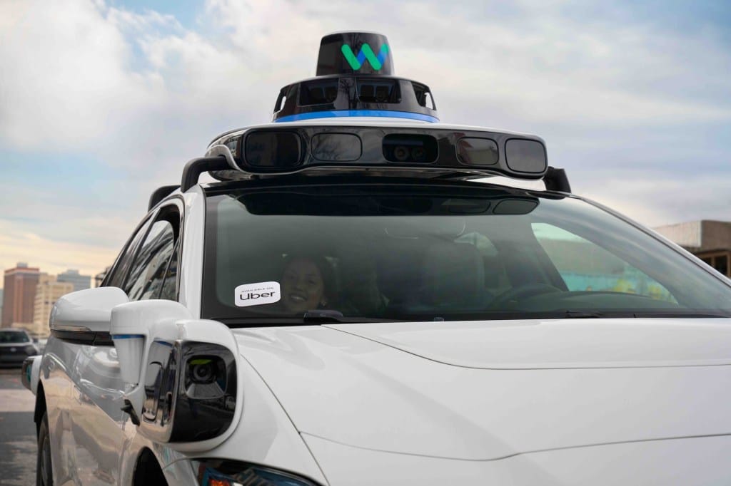 Vehículo Waymo con identificación de servicio Uber