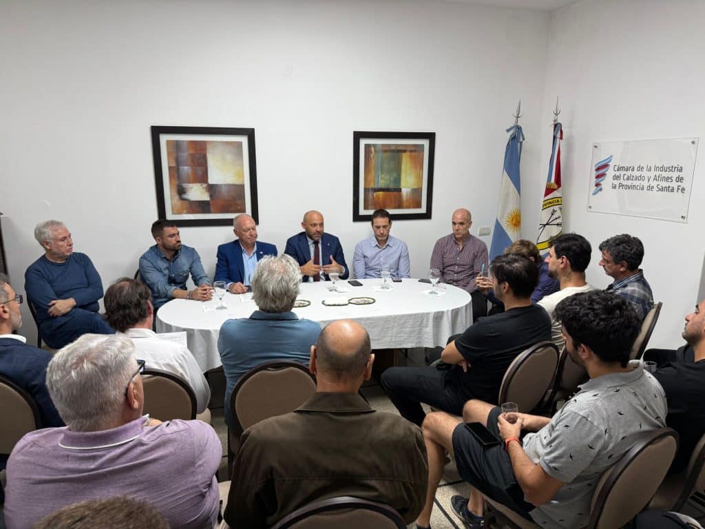 Reunión de trabajo sobre financiamiento productivo en la Cámara de la Industria del Calzado de Santa Fe
