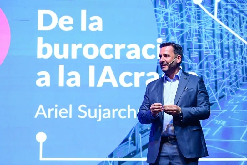 Ariel Sujarchuk presentando contenido sobre inteligencia artificial