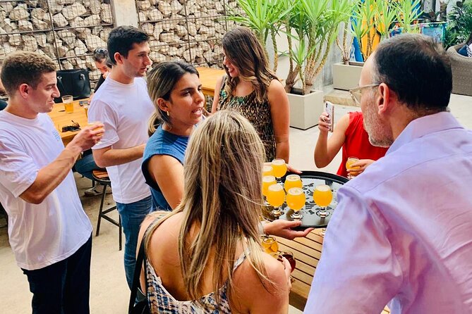 Ambiente social en Wynwood con personas disfrutando bebidas