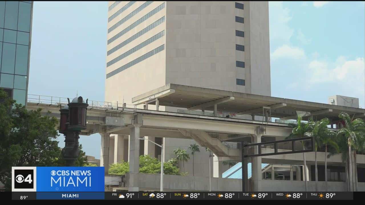 Edificio Stephen P. Clark Government Center en Miami-Dade con v&iacute;as del Metromover