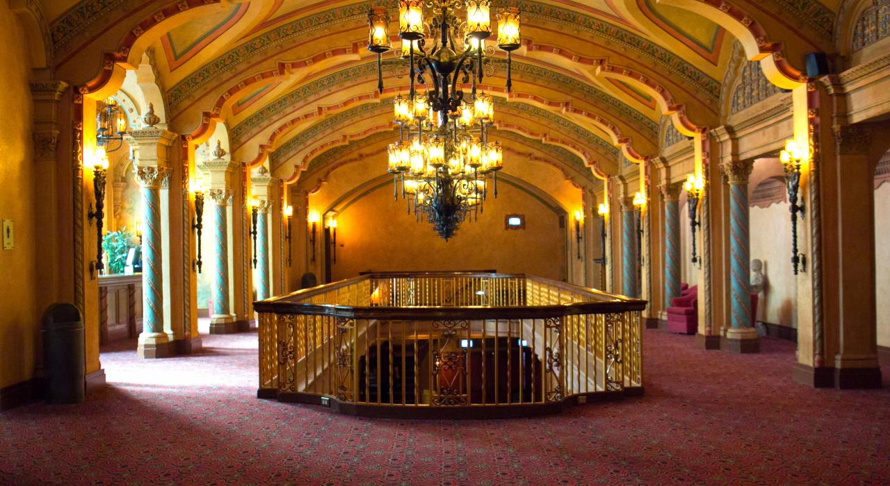 Detalles arquitectónicos del techo y lámpara de araña del Gusman Center