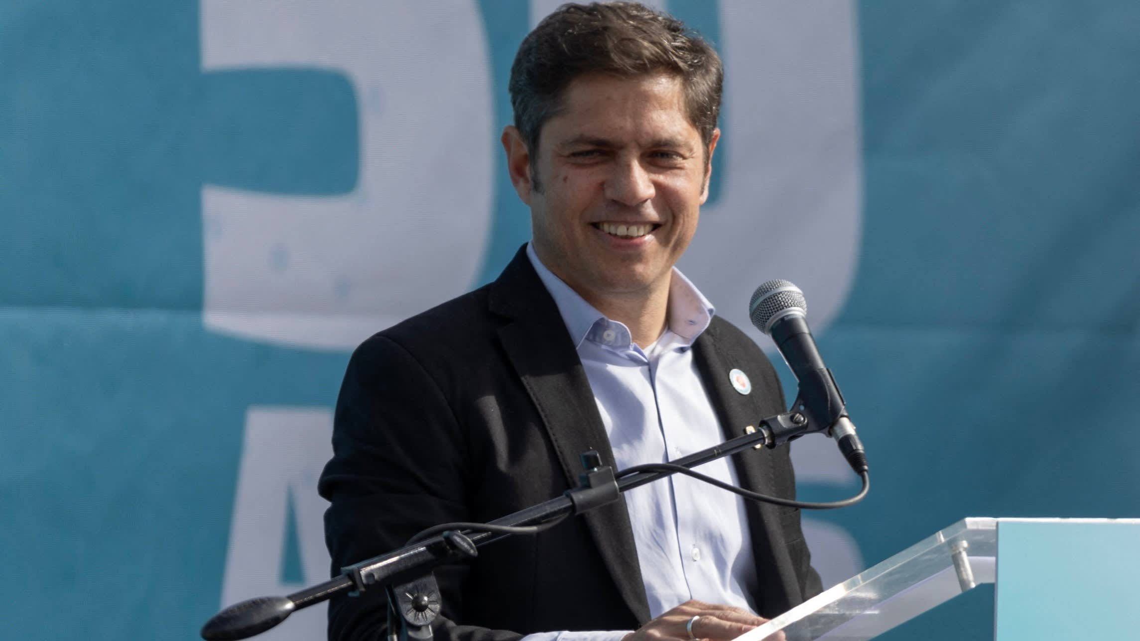 Gobernador hablando en evento p&uacute;blico