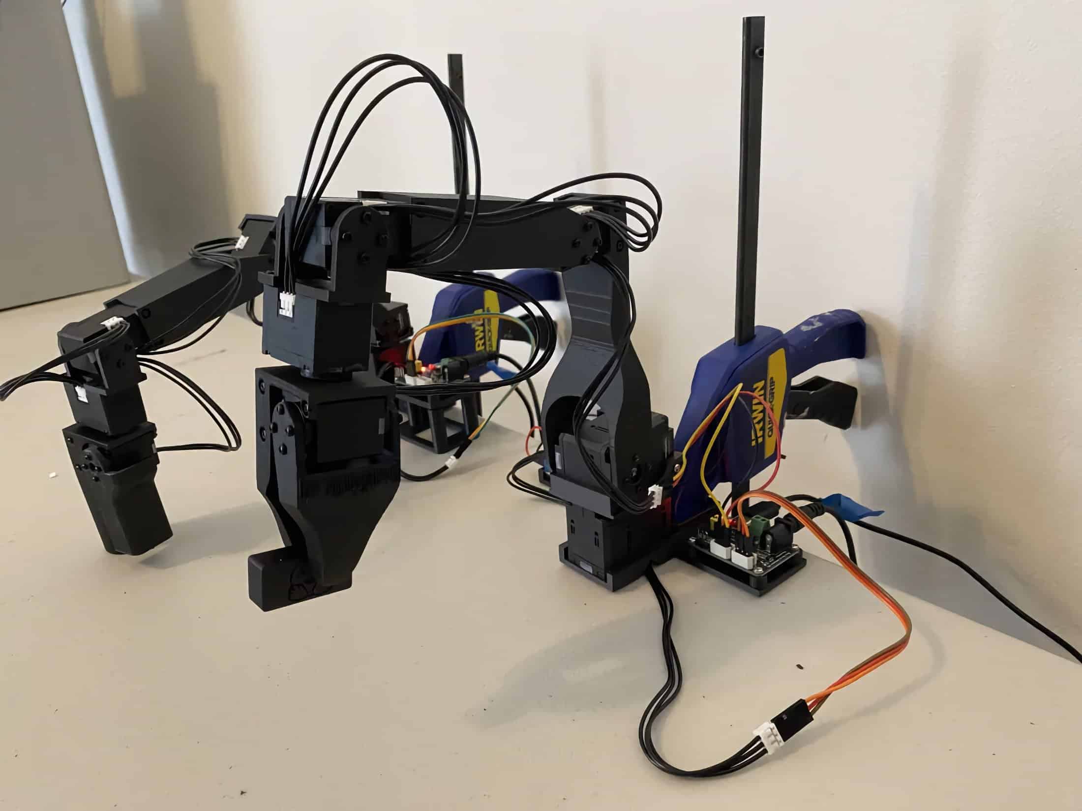 Brazo robótico modular con componentes electrónicos