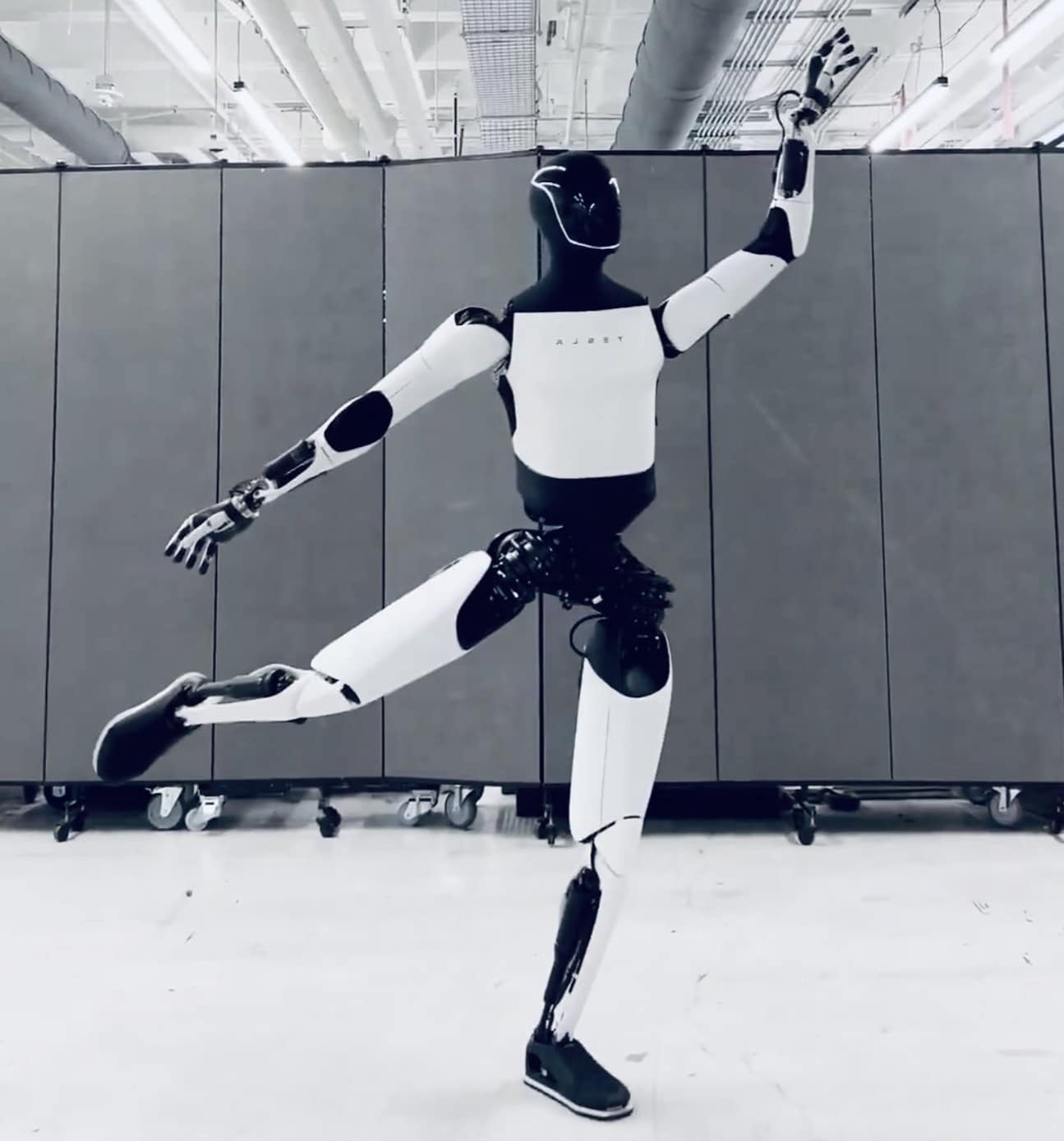 Robot humanoide Optimus de Tesla en pose din&aacute;mica