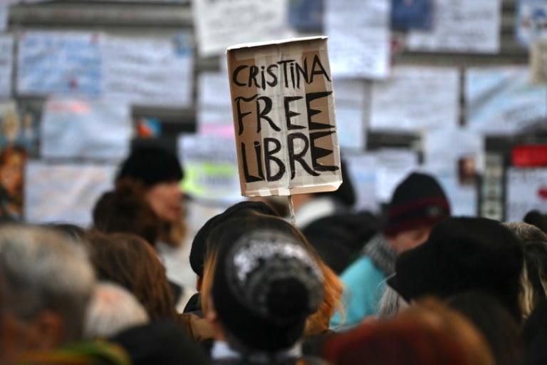 Manifestante sostiene cartel 'CRISTINA FREE LIBRE' en Plaza de Mayo