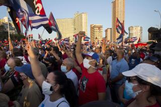 Multitud en protesta con banderas