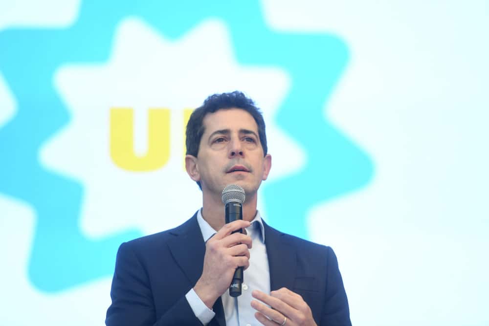 Wado de Pedro pronunciando un discurso político