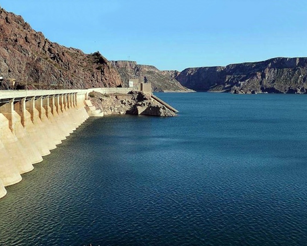 Represa en el r&iacute;o Atuel con monta&ntilde;as de fondo