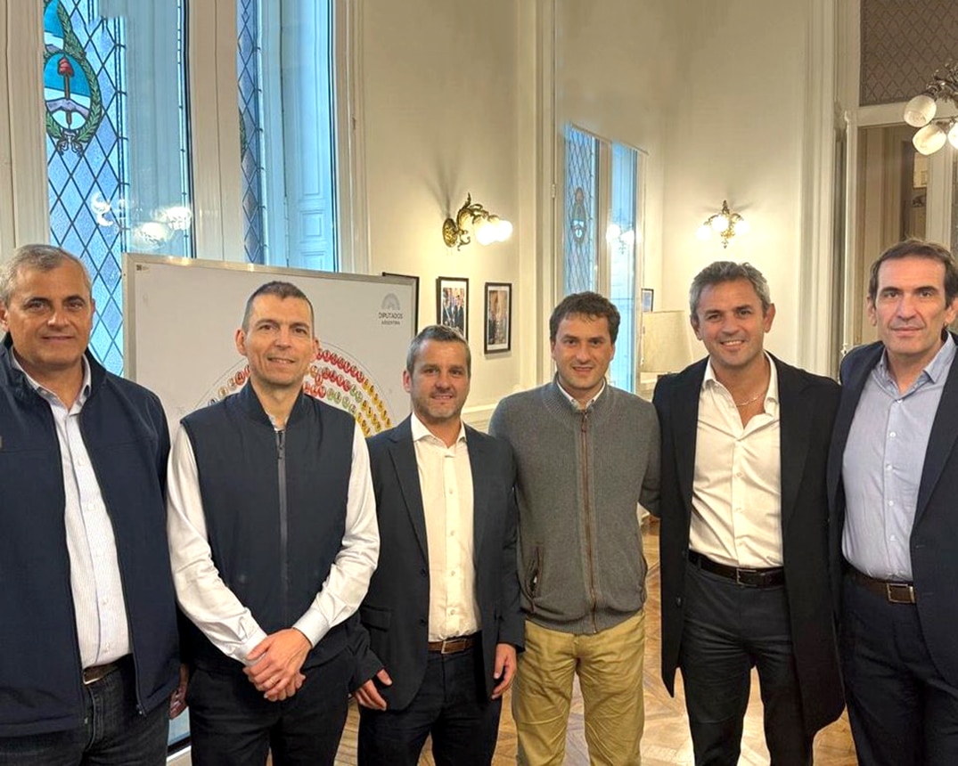 Grupo de seis diputados radicales posando en entorno legislativo