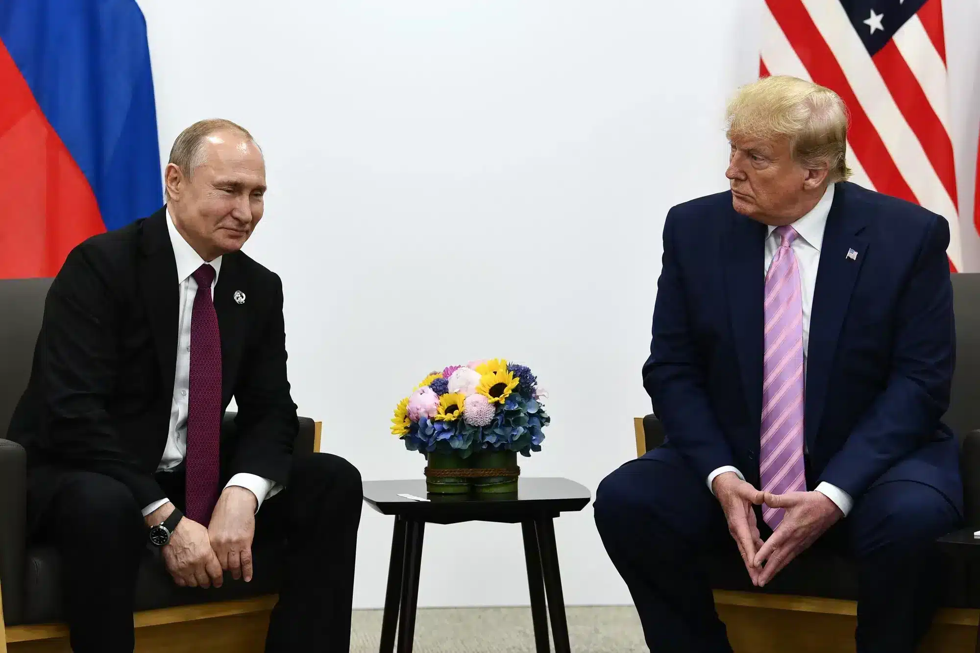Reuni&oacute;n diplom&aacute;tica con banderas de Rusia y EE.UU.