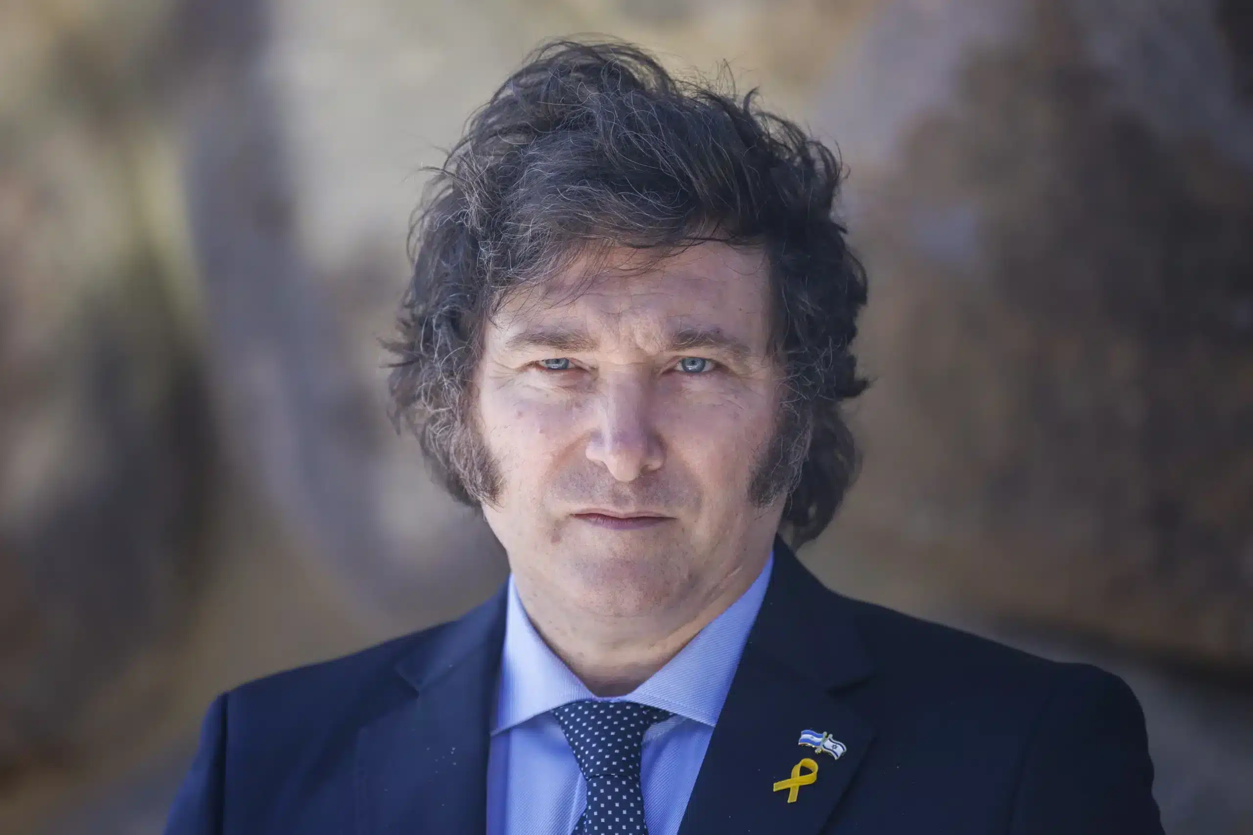 Javier Milei con traje oscuro y expresión seria