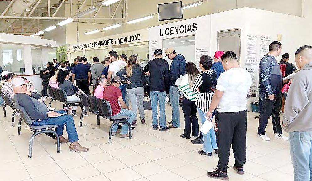 Oficina gubernamental con ciudadanos en trámites de contratación