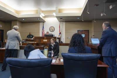 Sala tribunal Tallahassee con Ghislaine Maxwell presente