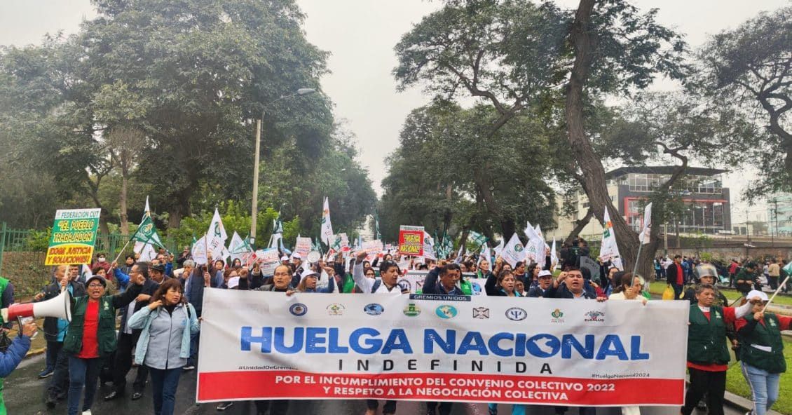 Manifestantes con pancartas de HUELGA NACIONAL INDEFINIDA
