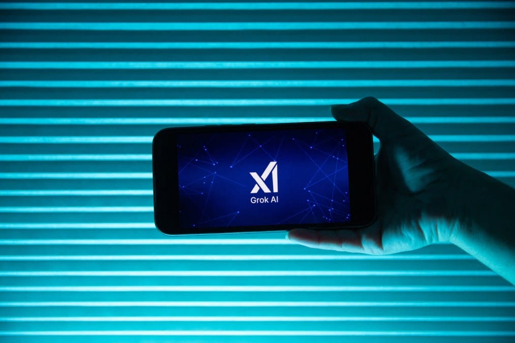 Logo de Grok AI en dispositivo móvil