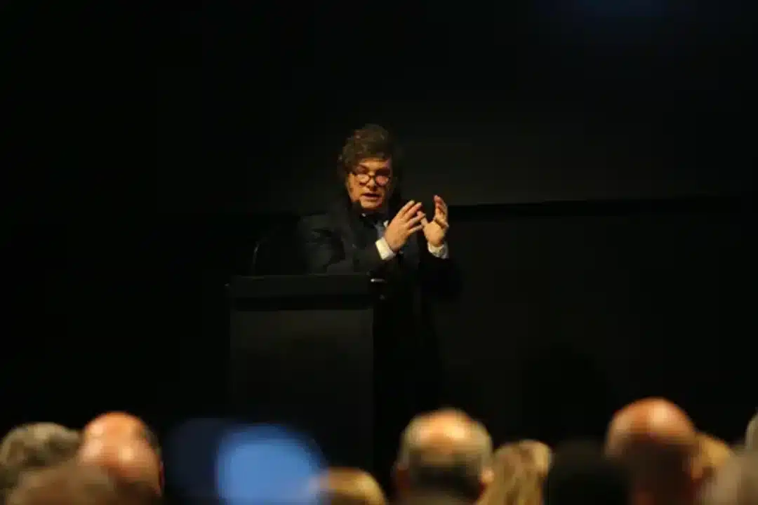 Javier Milei pronunciando un discurso con gestos enfáticos