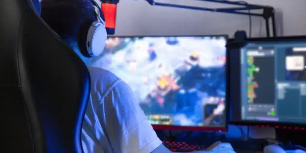 Jugador utilizando equipos de gaming