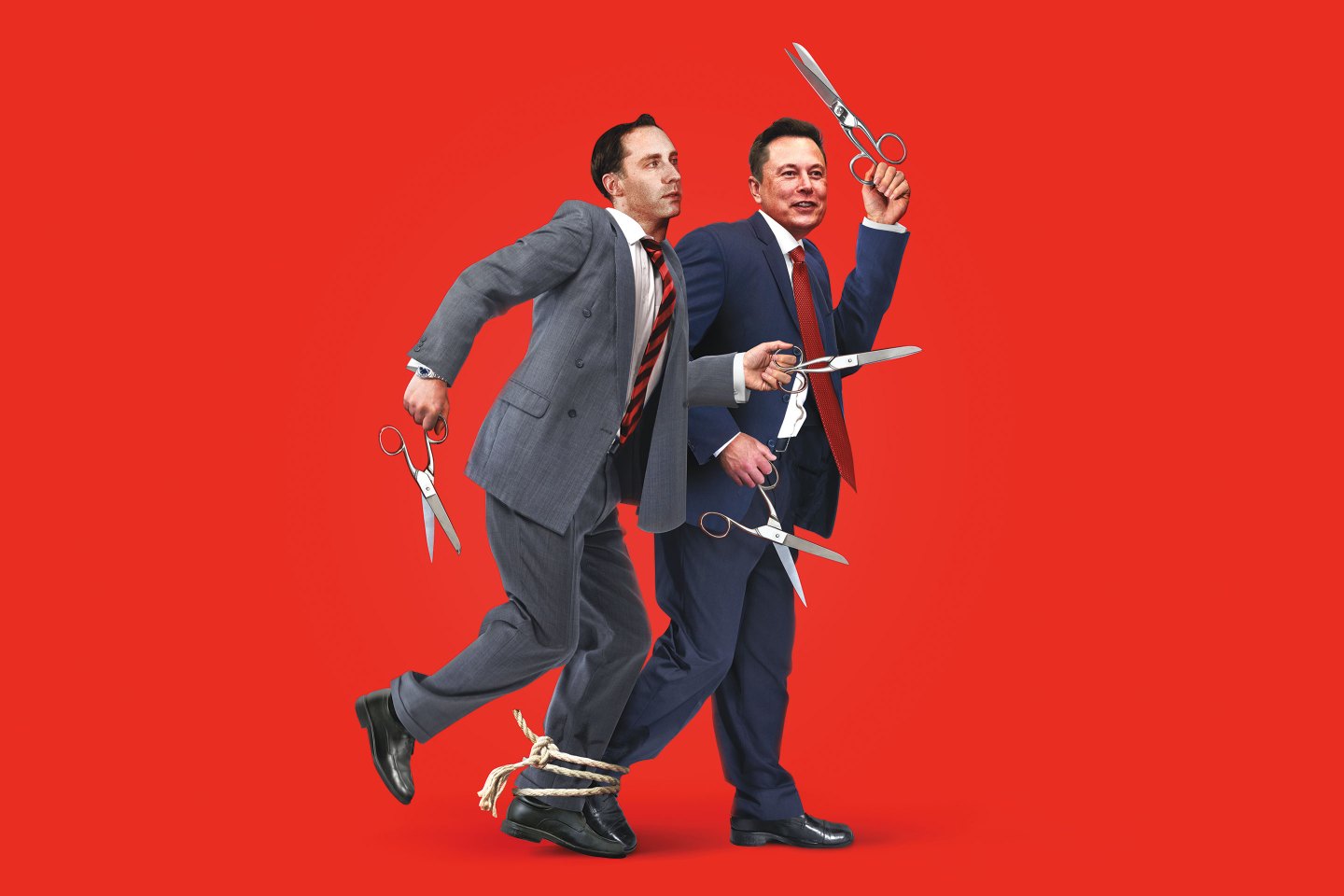 Dos ejecutivos con trajes sosteniendo tijeras en fondo rojo