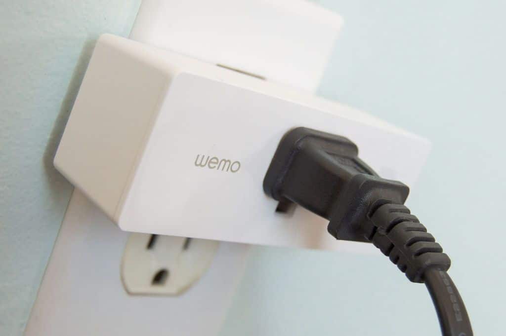 Enchufe inteligente Wemo conectado en pared