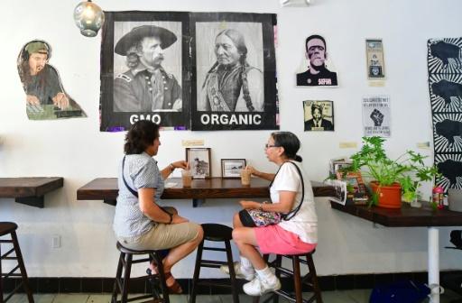 Escena de consumo con debate orgánico y GMO