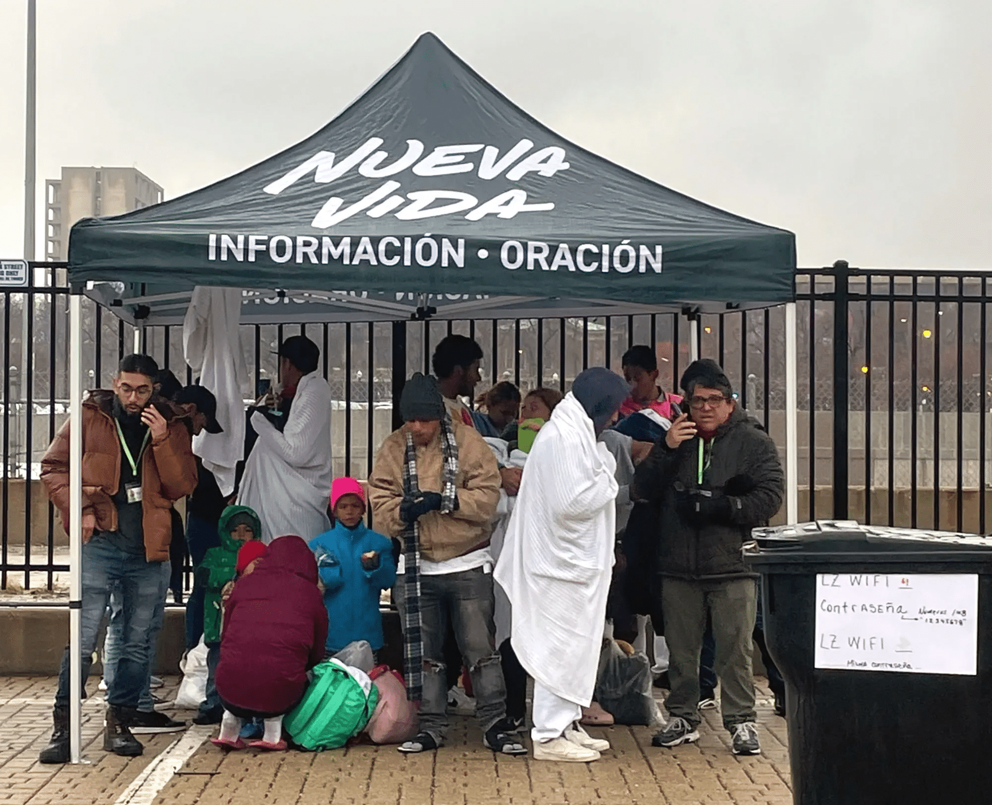Comunidad reunida bajo carpa de oraci&oacute;n