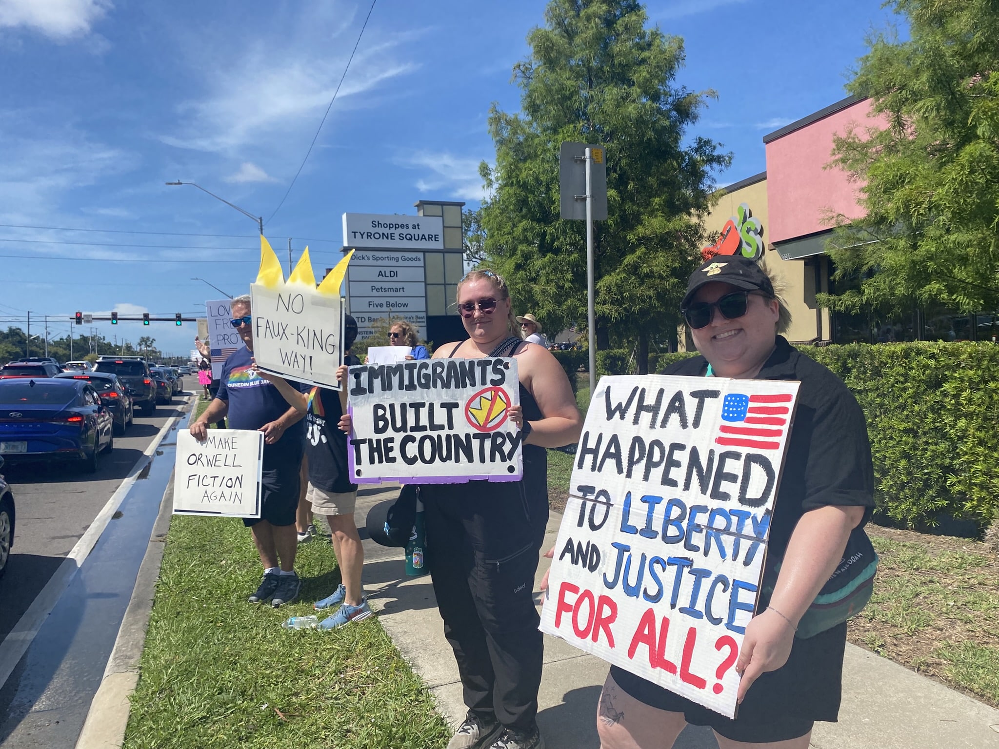 Manifestantes pro-inmigrantes con carteles en protesta pac&iacute;fica
