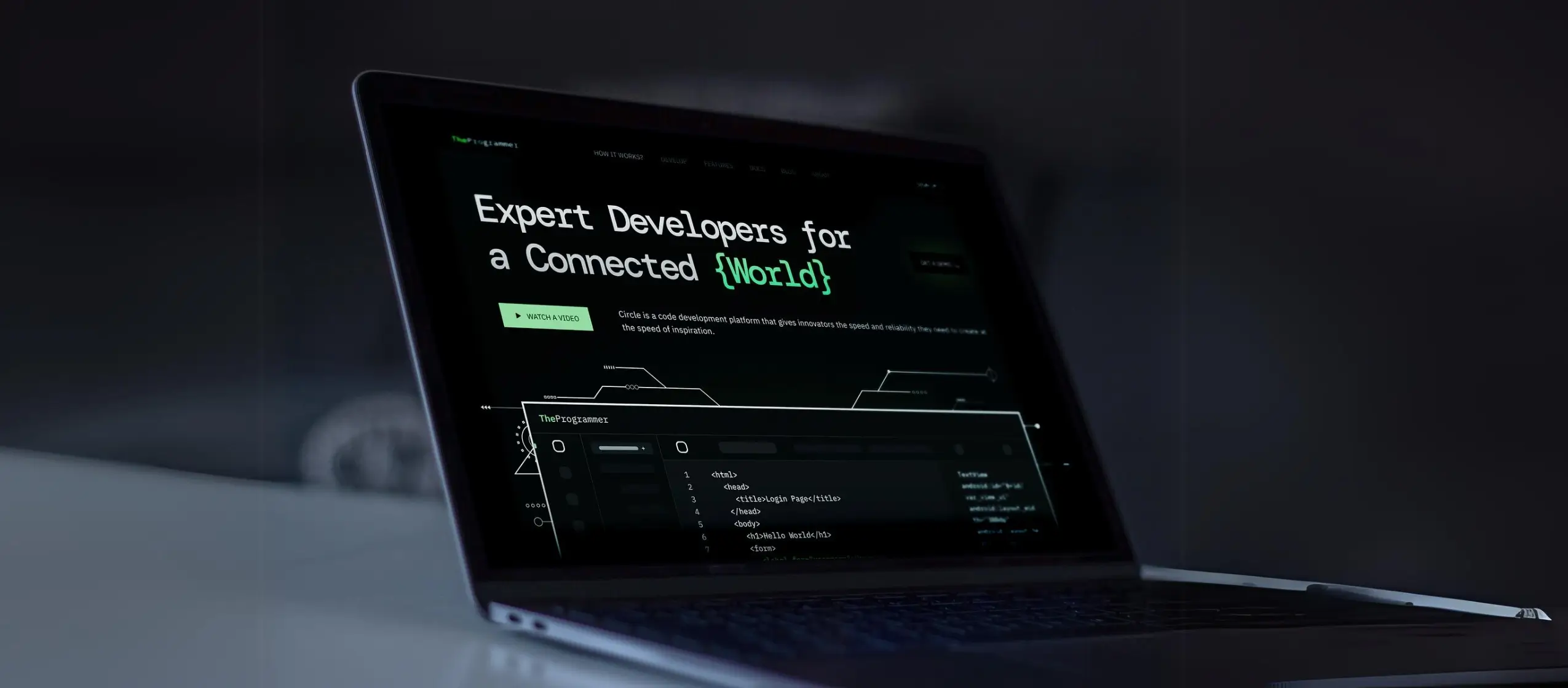 Laptop mostrando plataforma de desarrollo y c&oacute;digo