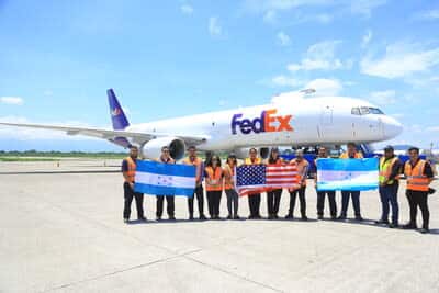 Personal de FedEx con banderas latinoamericanas