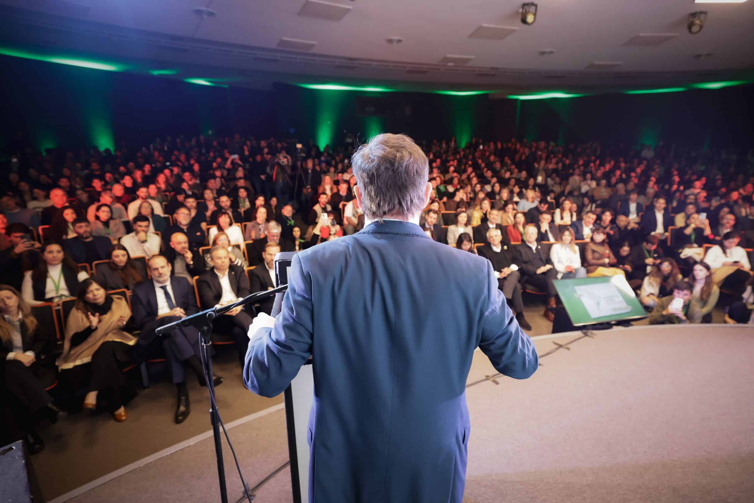 Conferencia sobre cambio clim&aacute;tico con p&uacute;blico