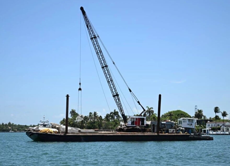Barcaza con grúa involucrada en el accidente