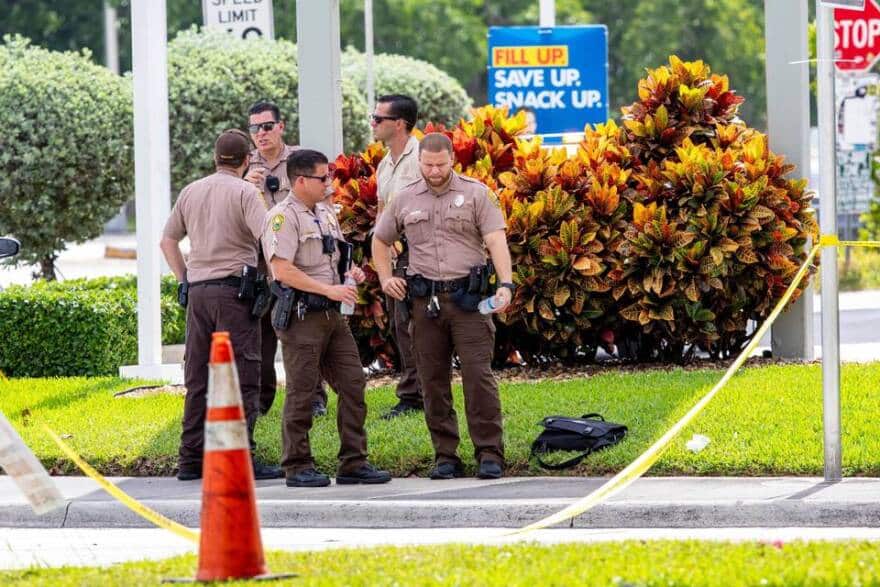 Oficiales investigan escena del crimen con cinta policial en Miami-Dade