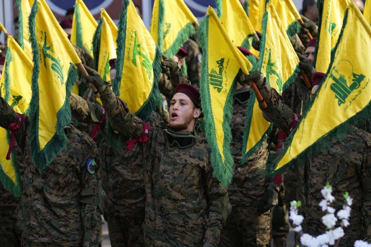 Miembros de Hezbollah con banderas amarillas