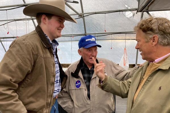 Rand Paul con sombrero vaquero conversando