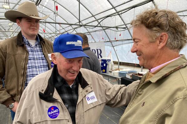 Senador Rand Paul conversando en invernadero con bot&oacute;n de campa&ntilde;a
